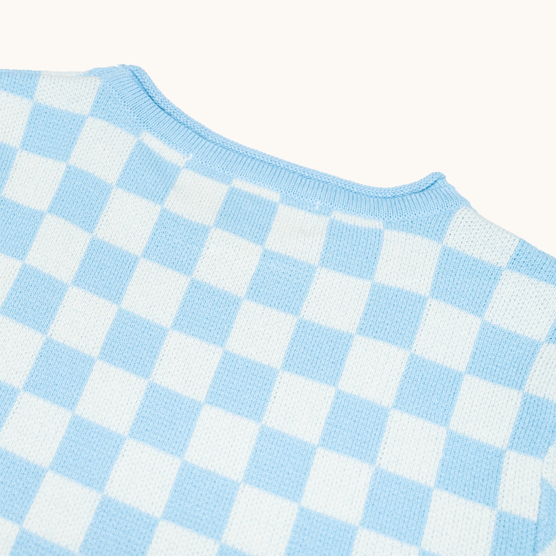 KNITTED CHECKERED ORGANIC TEE; 100% Organic Cotton; Made from GOTS-certified organic cotton; CHECKERED' Jacquard pattern; Rolled edge at the neck band; Rib finish at hem and cuffs; Dropped shoulder; Relaxed fit.