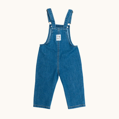 EVERYDAY DENIM OVERALLS; 100% Organic Cotton; Medium-weight denim fabric; Press snaps at the crotch for easy dressing (Size 0 & Size 1); Adjustable straps and front patch pockets; Logo badge at the back.