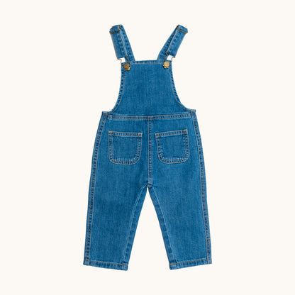 EVERYDAY DENIM OVERALLS; 100% Organic Cotton; Medium-weight denim fabric; Press snaps at the crotch for easy dressing (Size 0 & Size 1); Adjustable straps and front patch pockets; Logo badge at the back.