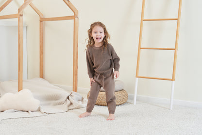 KNITTED PURE PULL OVER WITH PANT - CHOCO; 100% Organic Cotton; Pull Over made from GOTS-certified organic cotton; Rib finish at neck, cuffs and hem; Dropped shoulder; Relaxed fit.