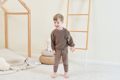 KNITTED PURE PULL OVER WITH PANT - CHOCO; 100% Organic Cotton; Pull Over made from GOTS-certified organic cotton; Rib finish at neck, cuffs and hem; Dropped shoulder; Relaxed fit.