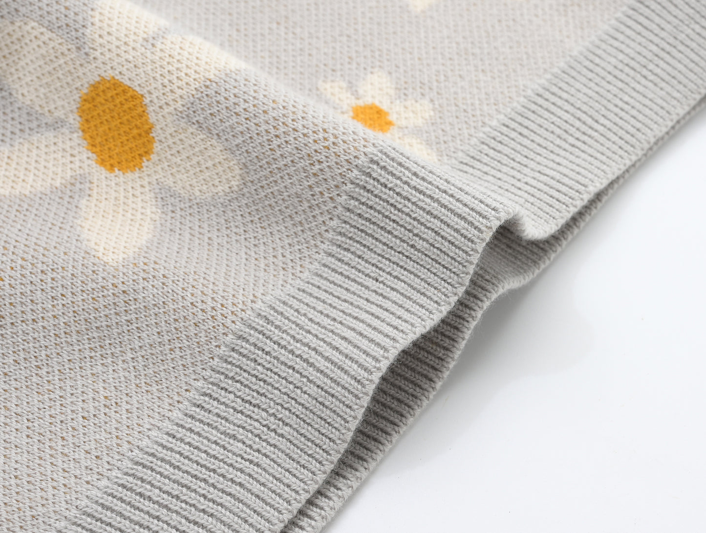 KNITTED PULL OVER - FLORAL; 100% Organic Cotton; Jacquard Pull Over made from GOTS-certified organic cotton; 'Floral' Jacquard pattern; Dropped shoulder, with gathered sleeves; Rib finish and neck, hem and cuff; Model wears size 3.