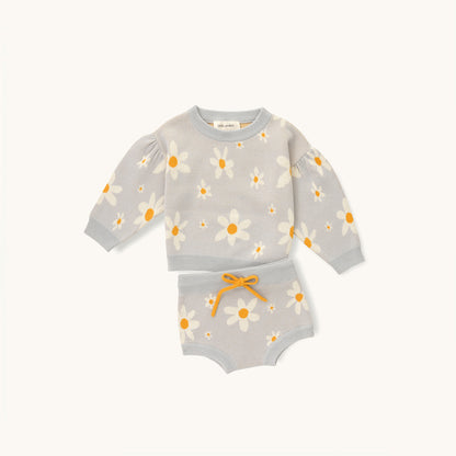 KNITTED PULL OVER - FLORAL; 100% Organic Cotton; Jacquard Pull Over made from GOTS-certified organic cotton; 'Floral' Jacquard pattern; Dropped shoulder, with gathered sleeves; Rib finish and neck, hem and cuff; Model wears size 3.