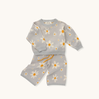 KNITTED PULL OVER - FLORAL; 100% Organic Cotton; Jacquard Pull Over made from GOTS-certified organic cotton; 'Floral' Jacquard pattern; Dropped shoulder, with gathered sleeves; Rib finish and neck, hem and cuff; Model wears size 3.